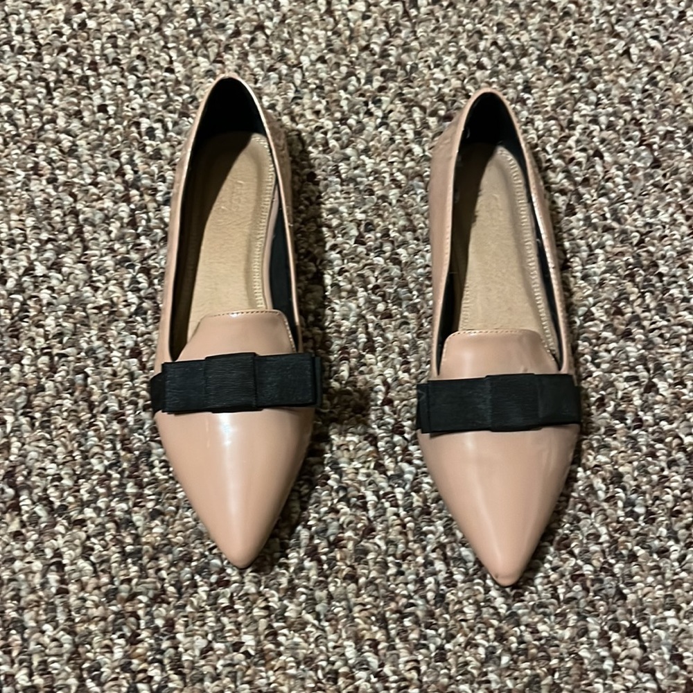 ASOS DESIGN Luan bow pointed ballet flats in Beige patent - Picture 3 of 6